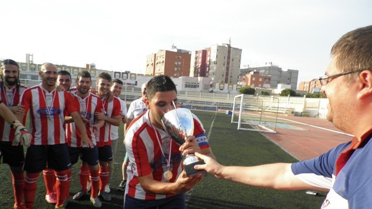 La Copa ya está en las vitrinas del Poli Almería.