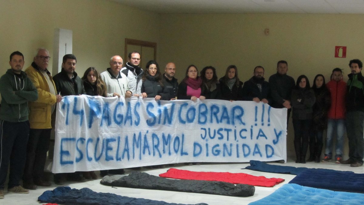 Trabajadores de la Escuela del Mármol durante una protesta por los impagos.