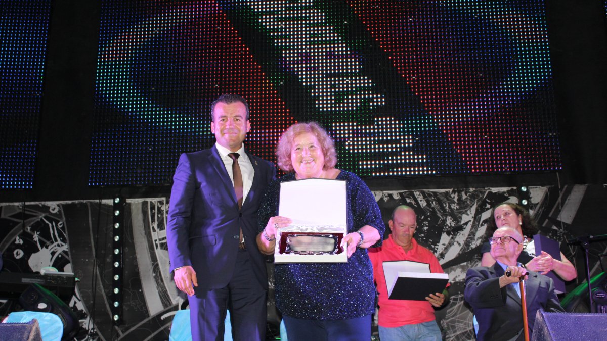 El alcalde, Salvador Hernández, junto a la pregonera, la escritora Ana María Romero Yebra.