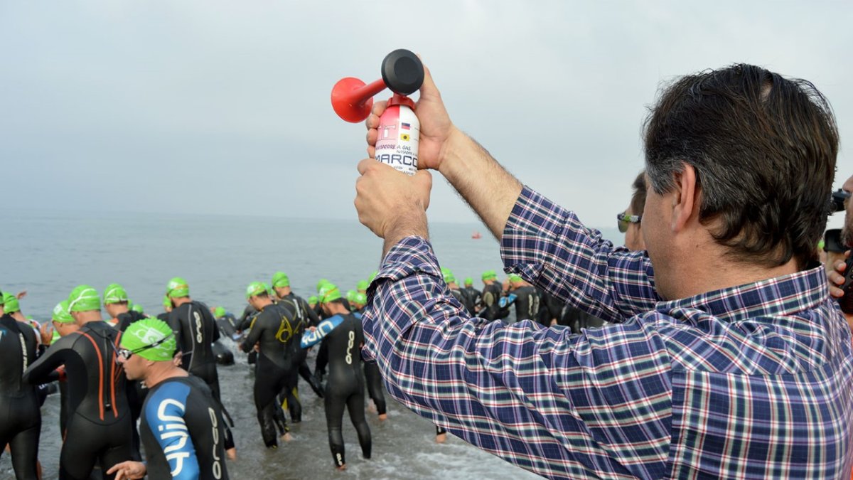 Juanjo Segura dando la salida.