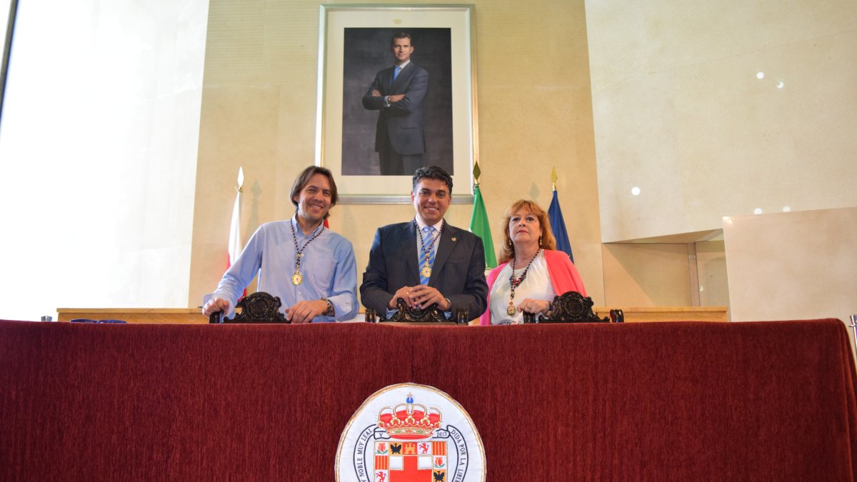 Los ediles Rafael Burgos, Miguel Cazorla y Mabel Hernández en el salón de plenos.