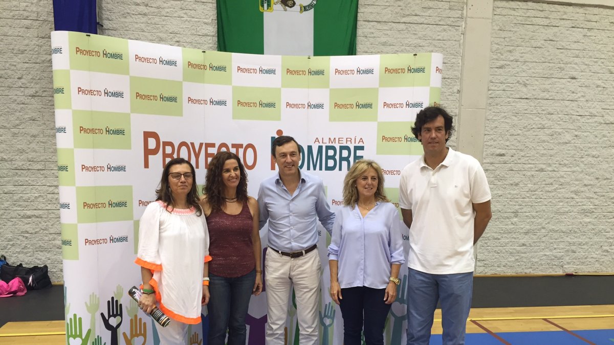 Rafael Hernando junto a los responsables de la ONG Proyecto Hombre.