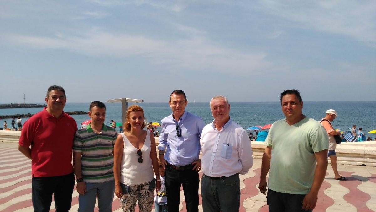 Los candidatos socialistas de campaña en pleno paseo marítimo