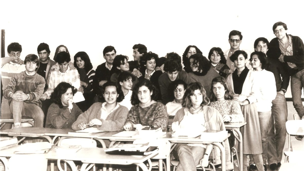Alumnos  de COU del Instituto de Bachillerato de Vera en una clase preparatoria de la Selectividad a mediados de los 80.