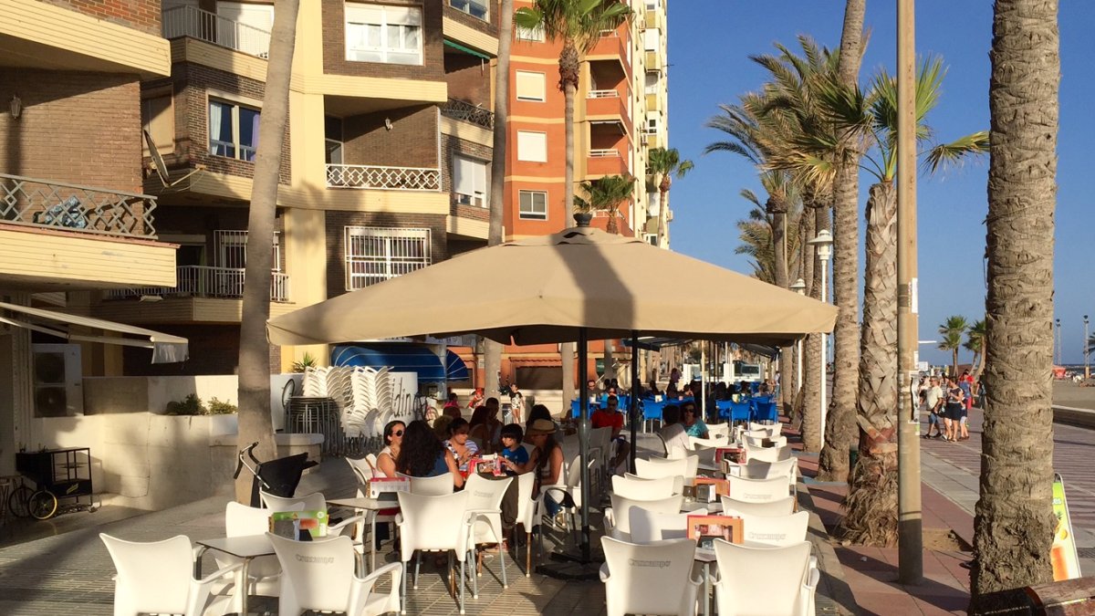 Una de las terrazas en la zona del Paseo marítimo de Almería.