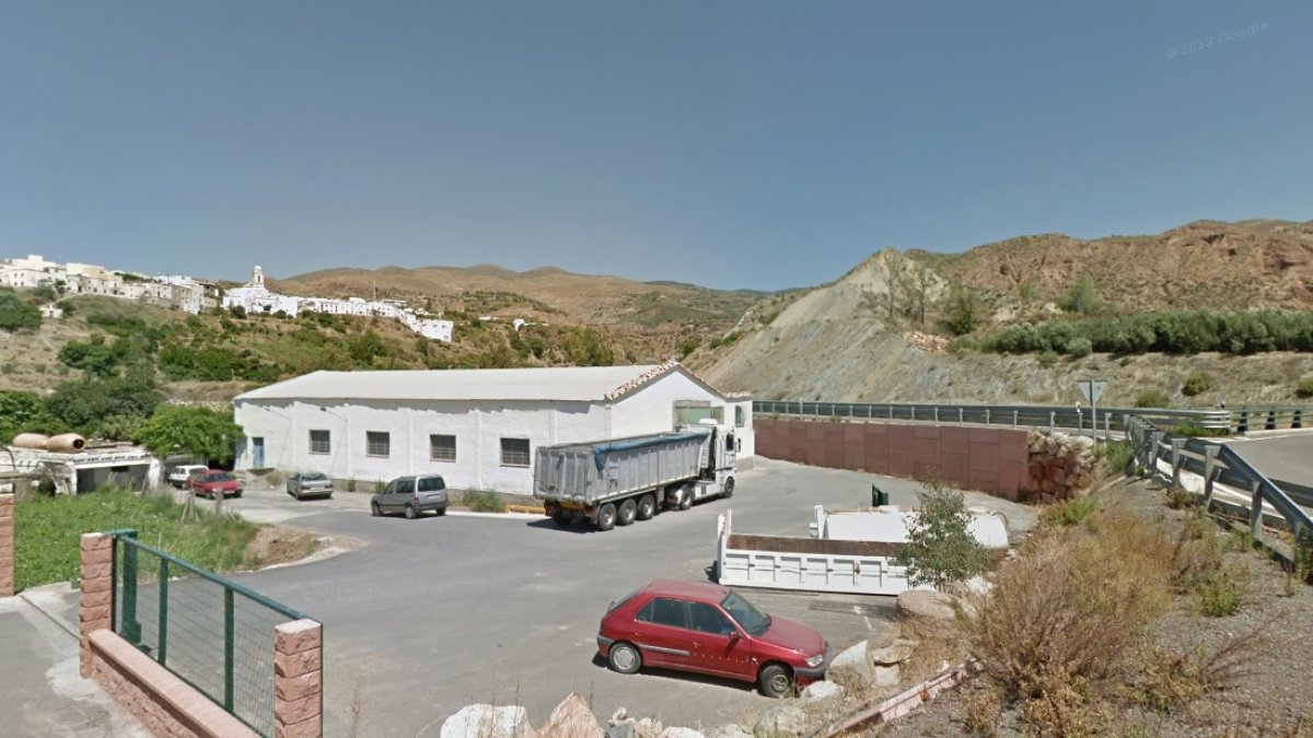 Nave municipal que se está habilitando para acoger el retén y que queda muy próxima la salidas a Padules y a la de Alhama, Laujar y Paterna.