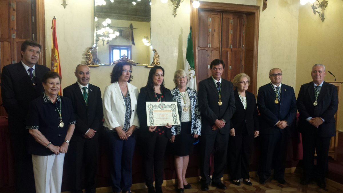 La doctora almeriensejunto al resto de académicos.