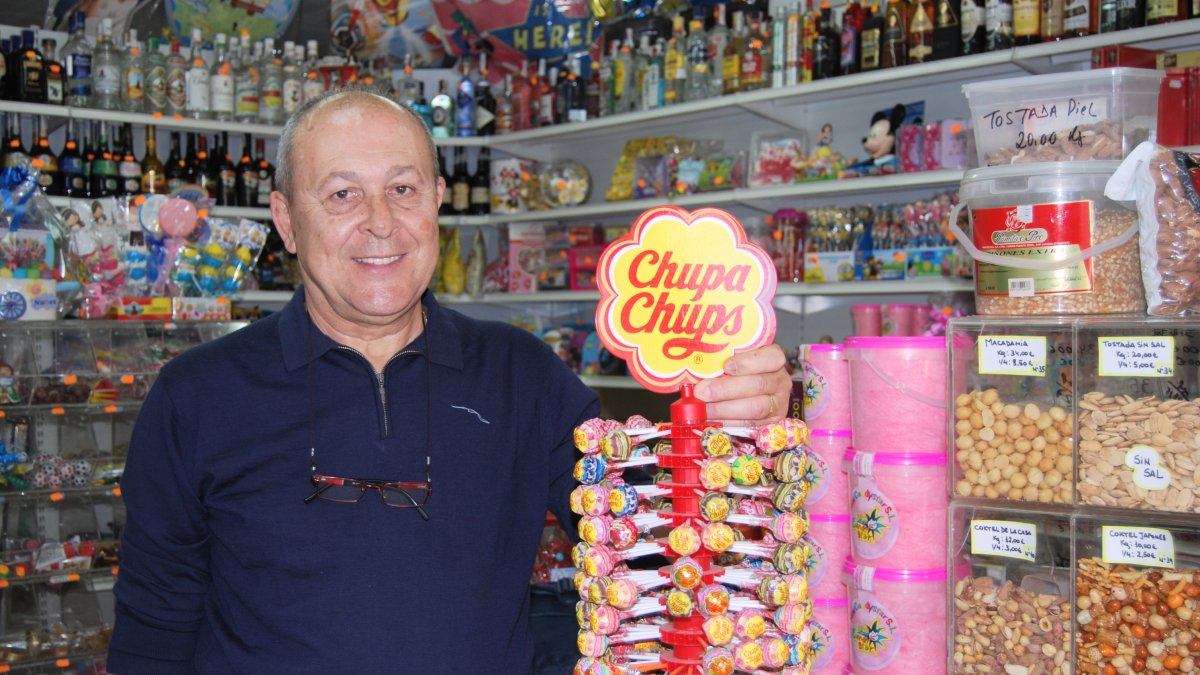 Manuel Palenzuela  lleva medio siglo detrás del mostrador de la tienda que abrieron sus padres.