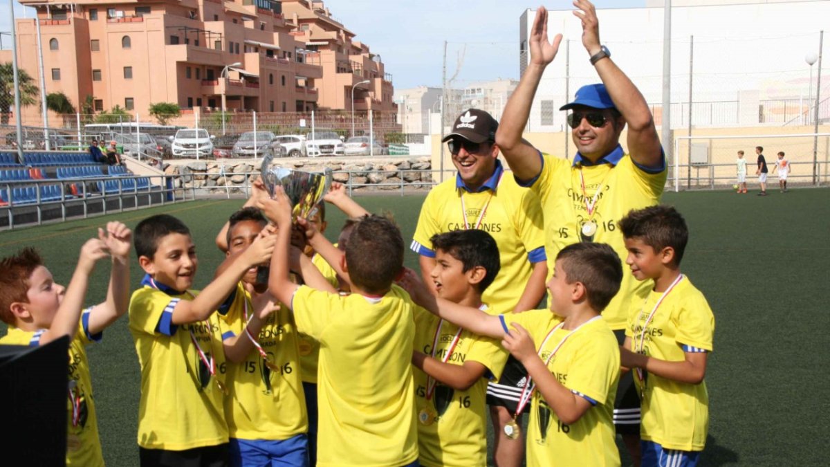 Los campeones levantan la copa.