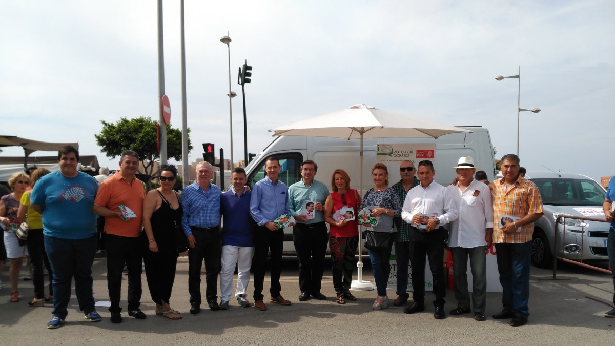 Los socialistas se lanzaron a vender propuestas en el mercadillo