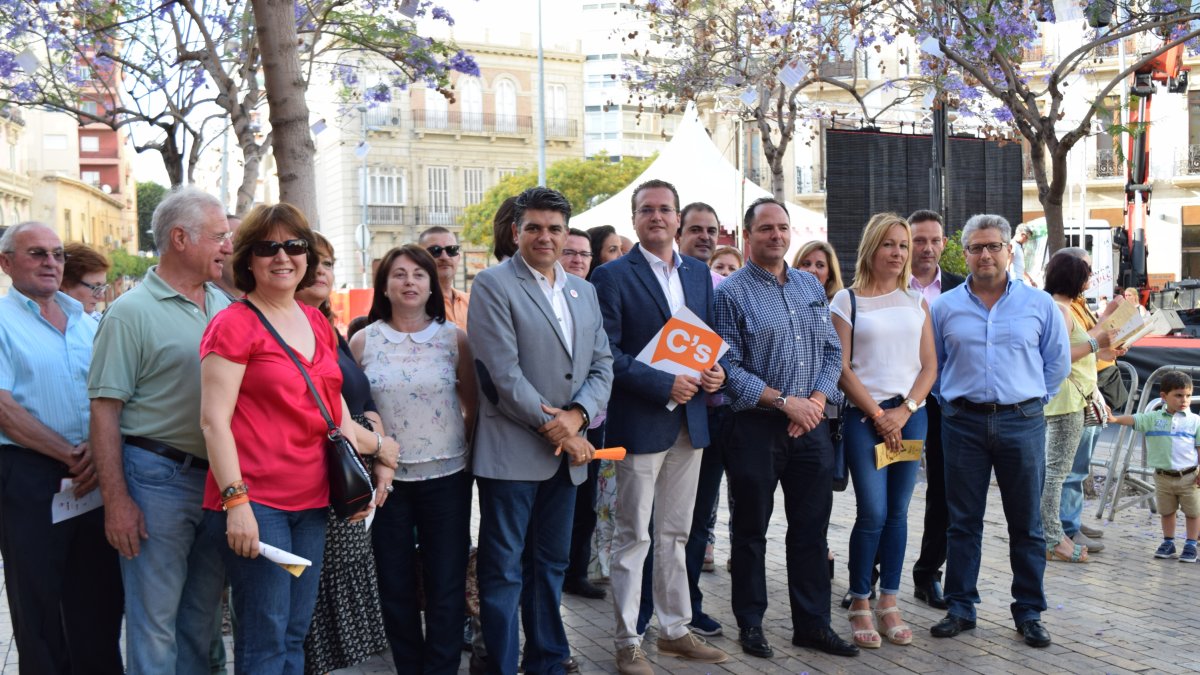 Ciudadanos haciendo campaña en el centro de la capital