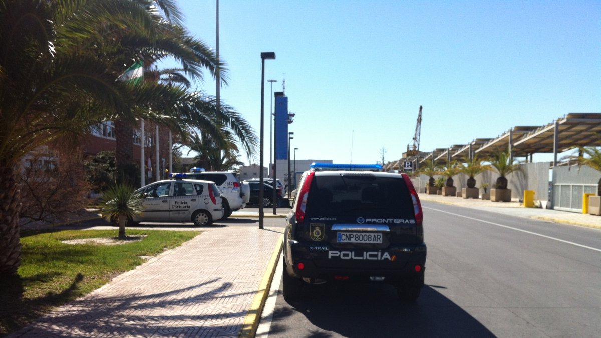 Vehículos de la Policía Nacional y la Policía Portuaria en el Muelle de Levante de Almería