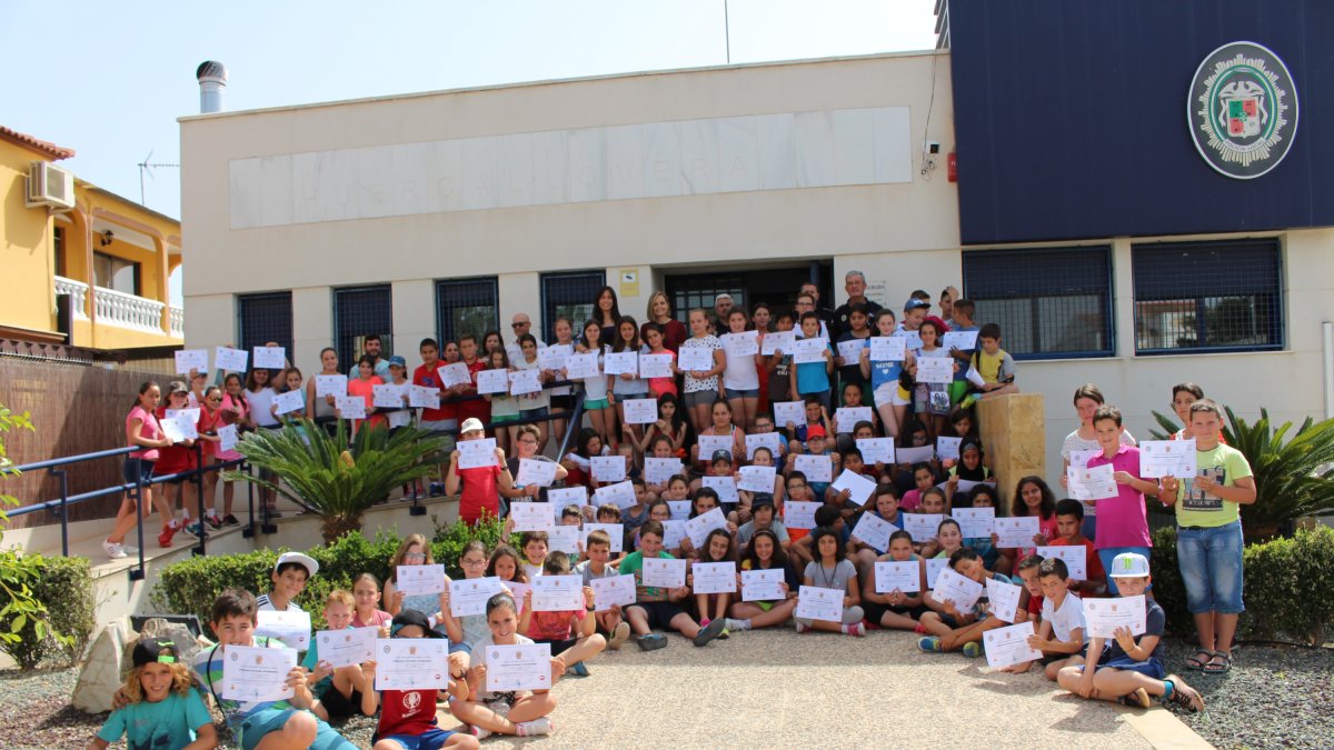 Alumnos del colegio José de Calasanz en la Jefatura.