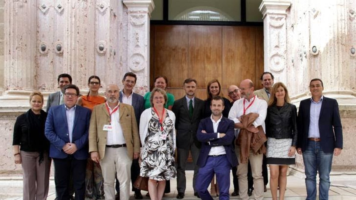 Afectados por las casas ilegales con parlamentarios andaluces en una visita anterior al Parlamento.