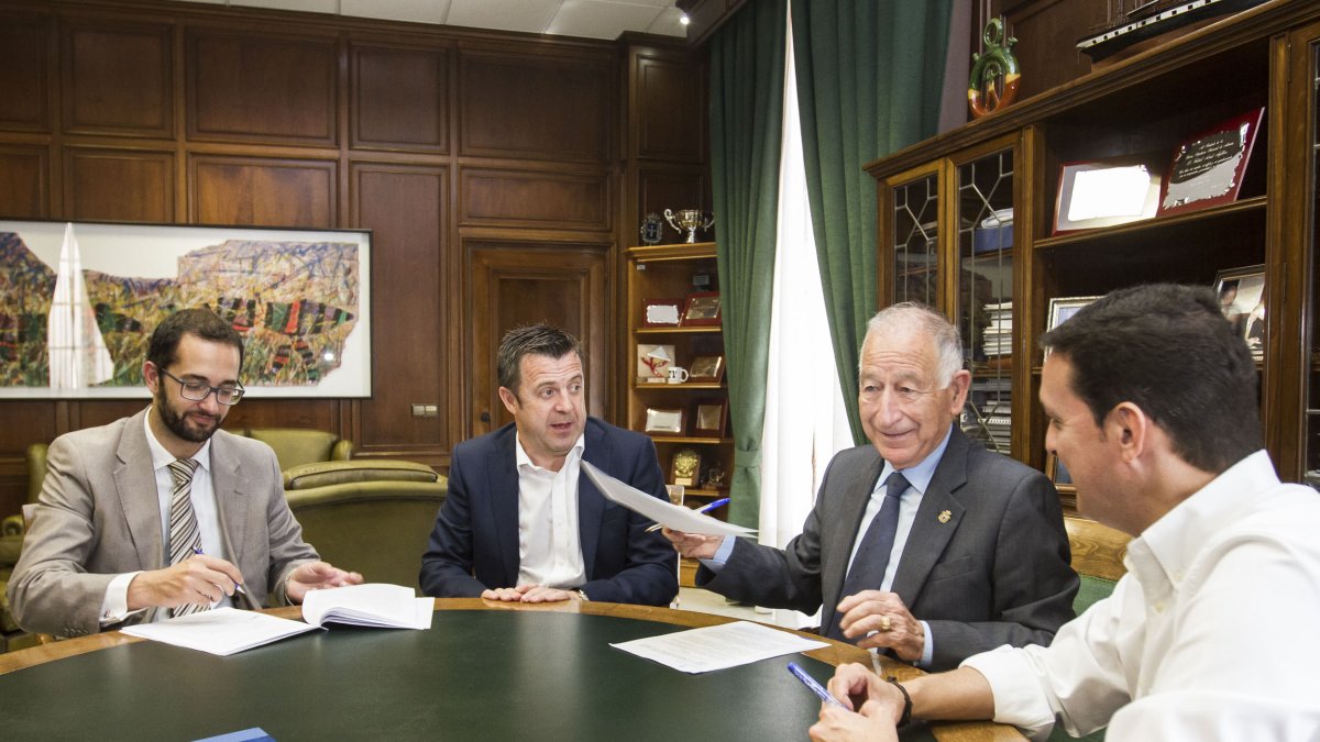 Firma del acuerdo entre Diputación y Serhs Tourism