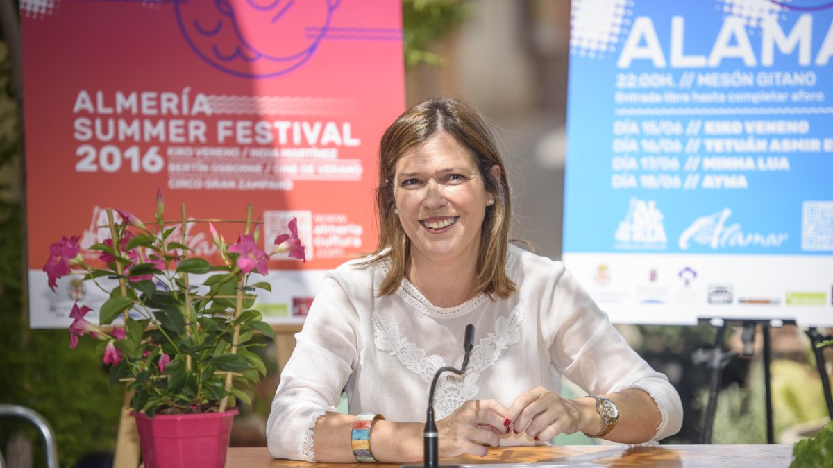 Ana Martínez Labella presentó ayer el festival frente a la Tetería Almedina de la calle Paz de la capital.
