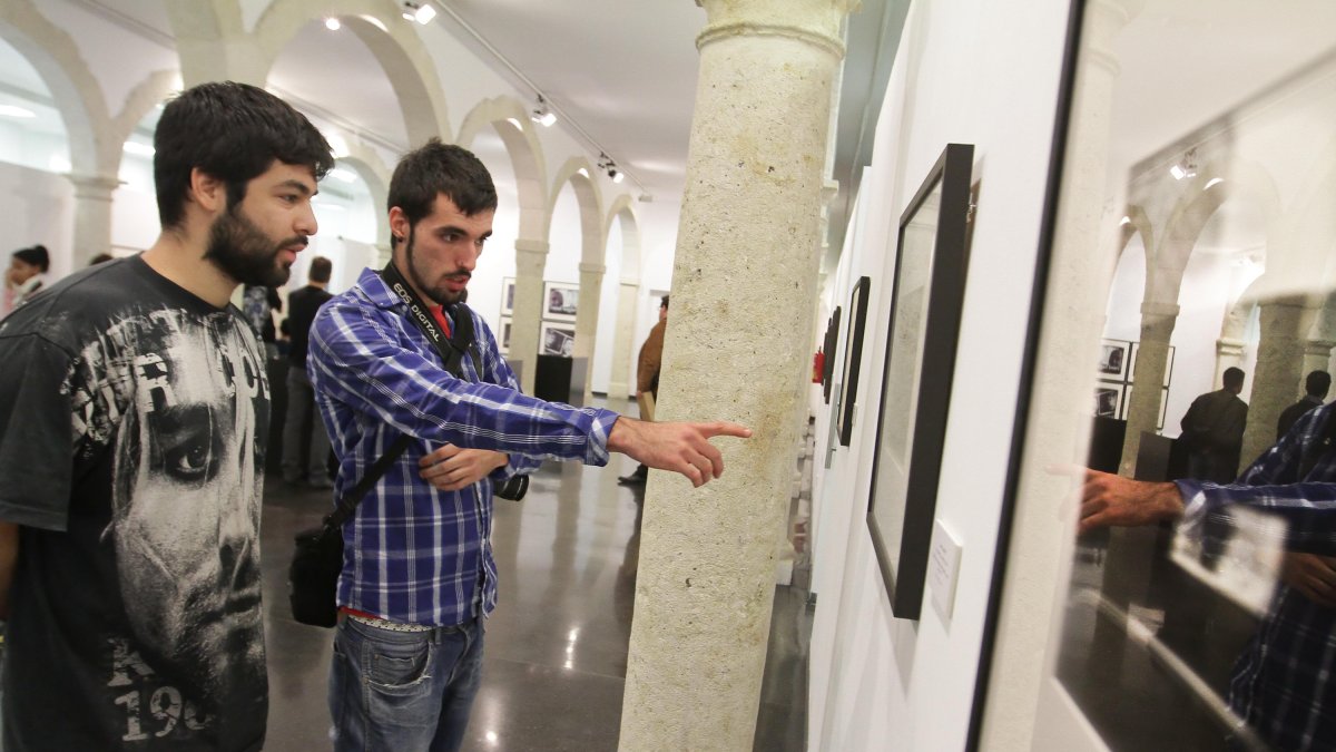 Dos visitantes recorren una exposición en el CAF.