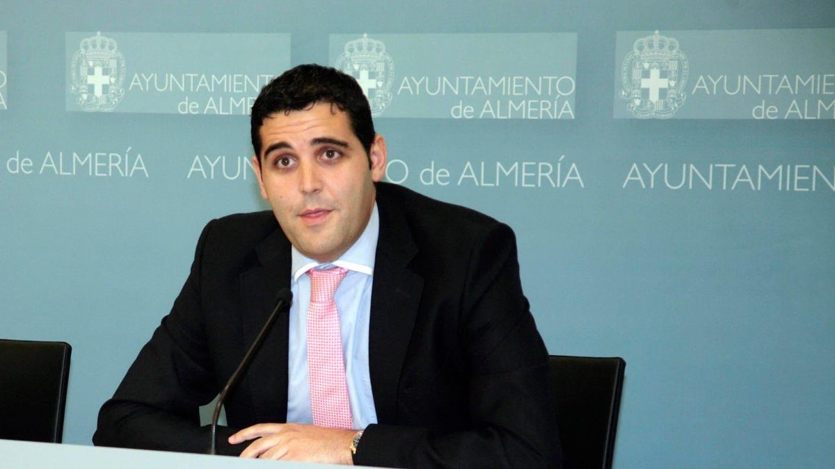 Imagen de archivo del concejal de Servicios Municipales, Juan José Alonso, durante una rueda de prensa.