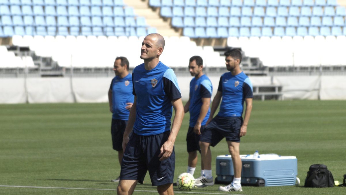 Fernando Soriano seguirá en el banquillo.