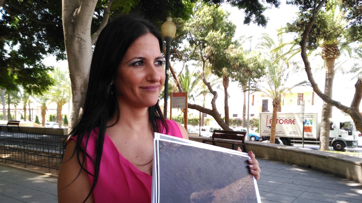 Inés Plaza, concejal del PSOE, enseñando una de las ratas