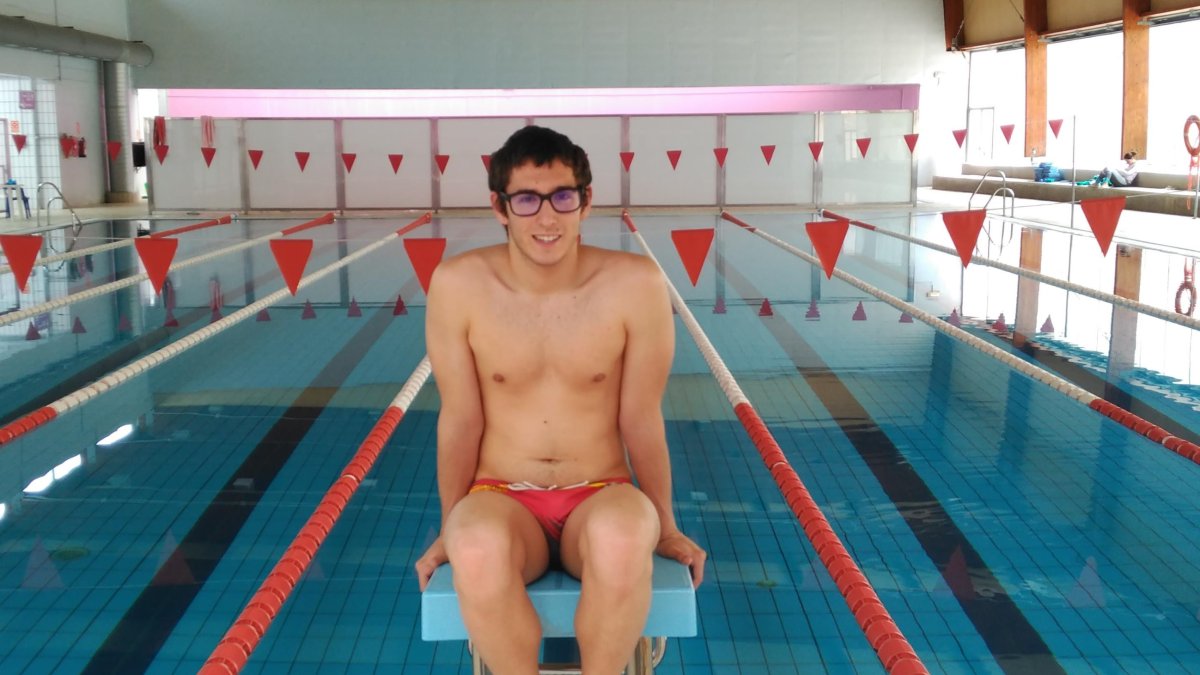 Miguel en la piscina de Berja.