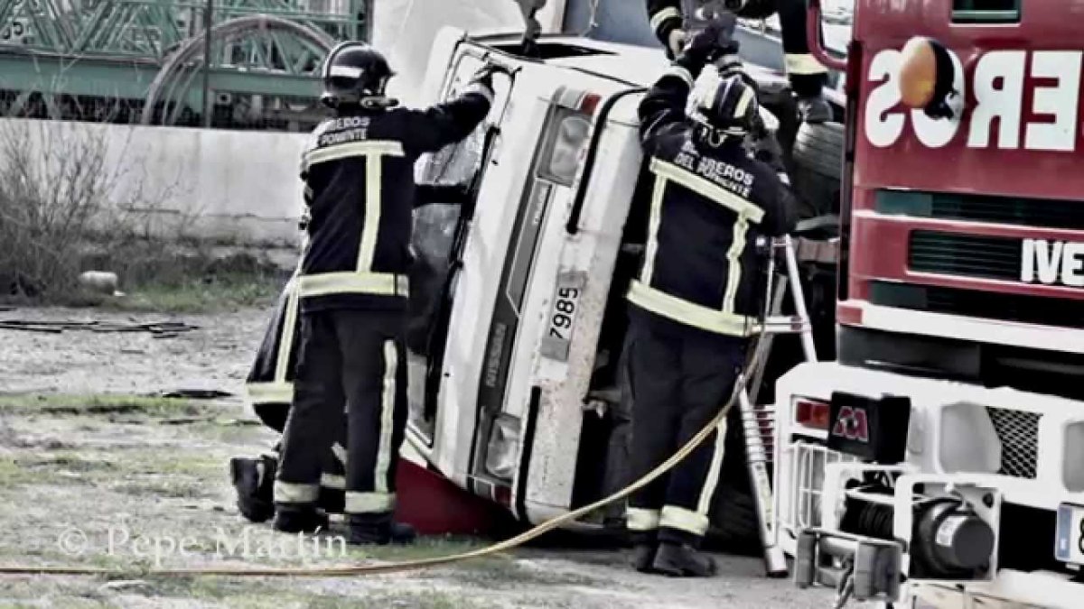 Bomberos del Poniente atienden a un camión accidentado. Imagen de archivo.