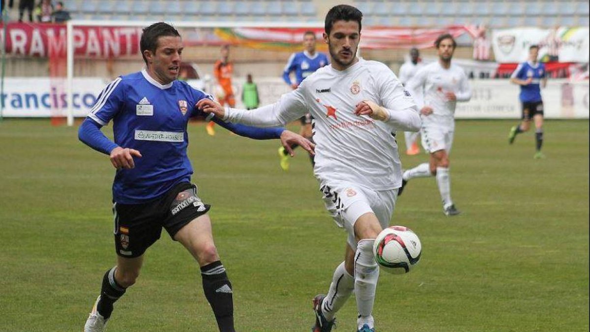 Michel Zabaco en un partido de la Cultural Leonesa.