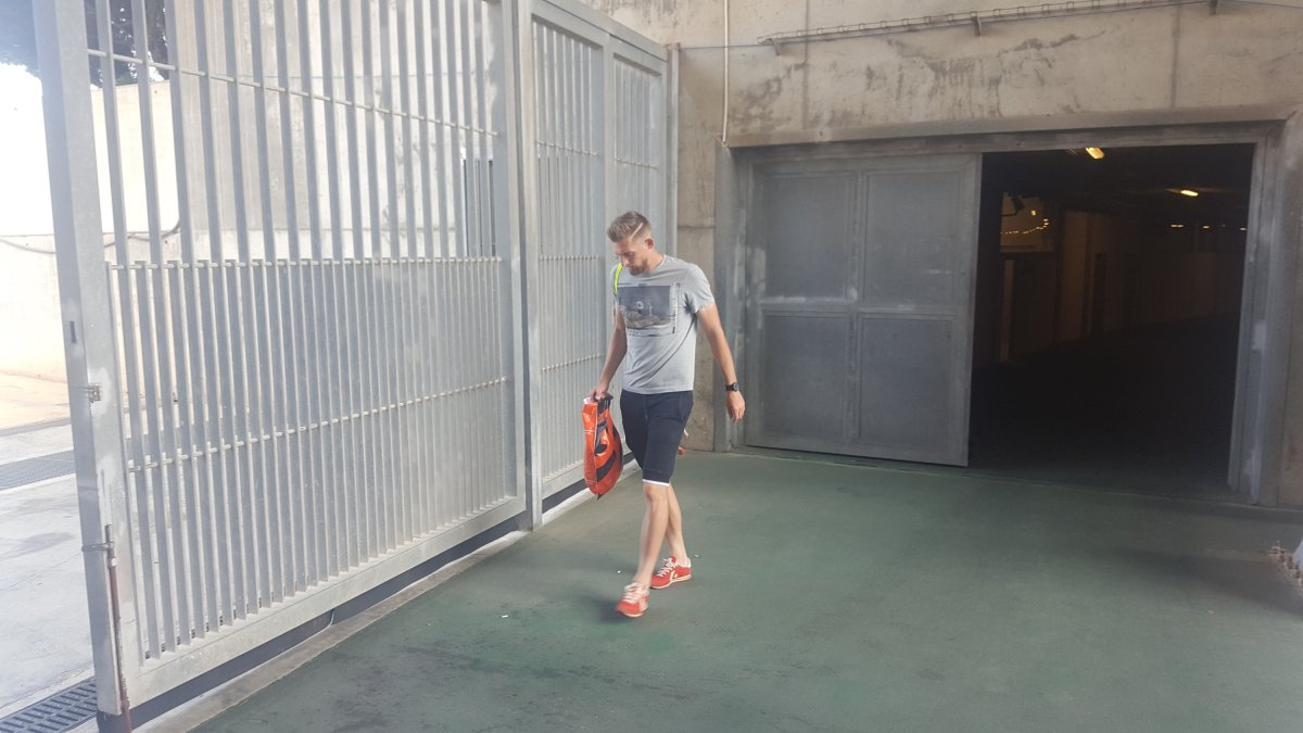 Esteban Saveljich saliendo de la zona mixta.