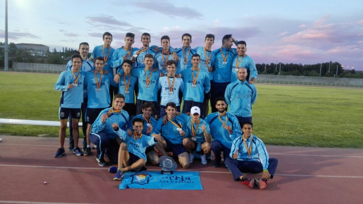 Nabil sentado al lado del trofeo mordiendo la medalla.