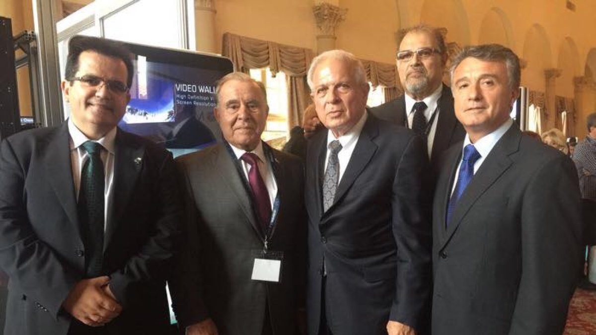 Representantes de la expedición almeriense junto al alcalde de Miami y organizadores del Congreso.