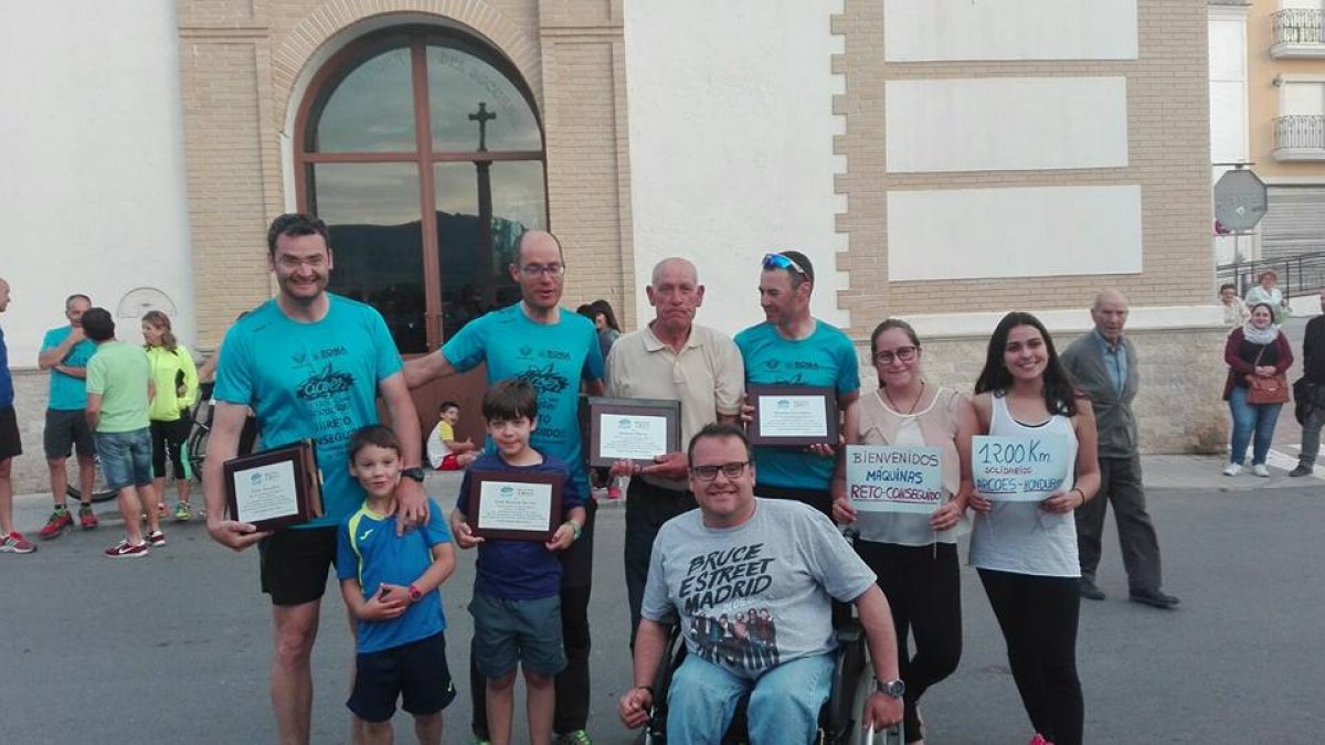 Eugenio (delante) con los ciclistas de la hazaña (detrás en el centro con camiseta azul).
