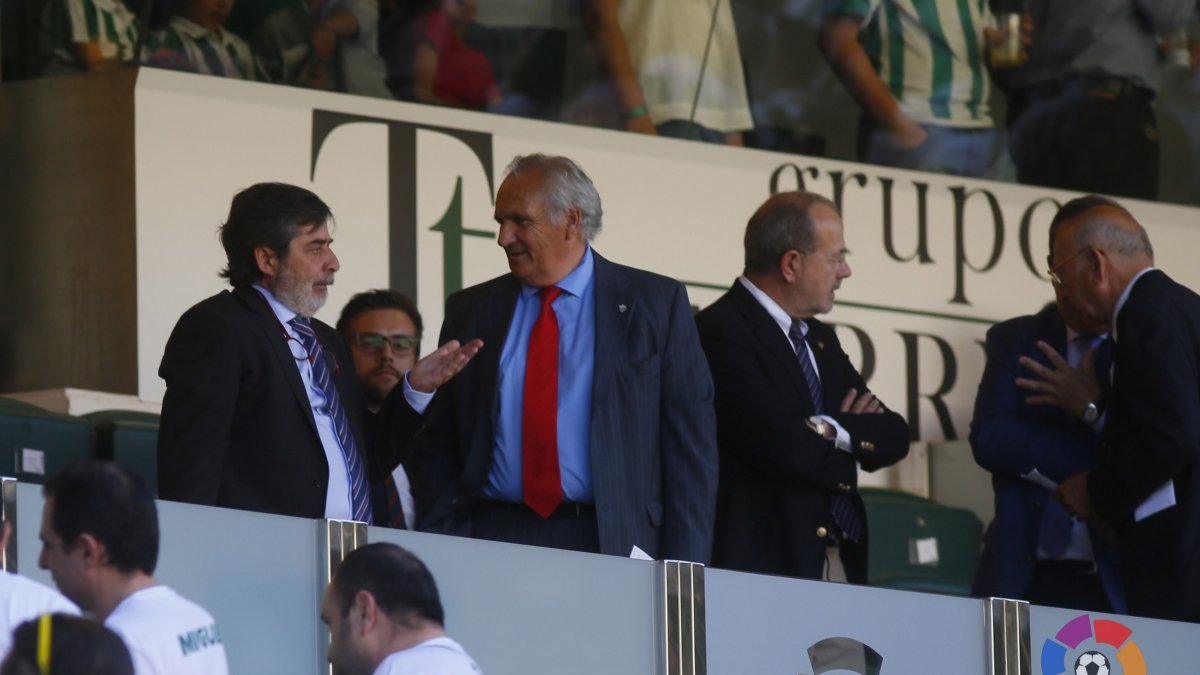 Alfonso García en el palco del Nuevo Arcángel con el presidente del Córdoba Carlos González.
