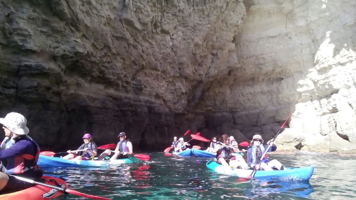 La ruta en kayak entra en la cueva de las Palomas.