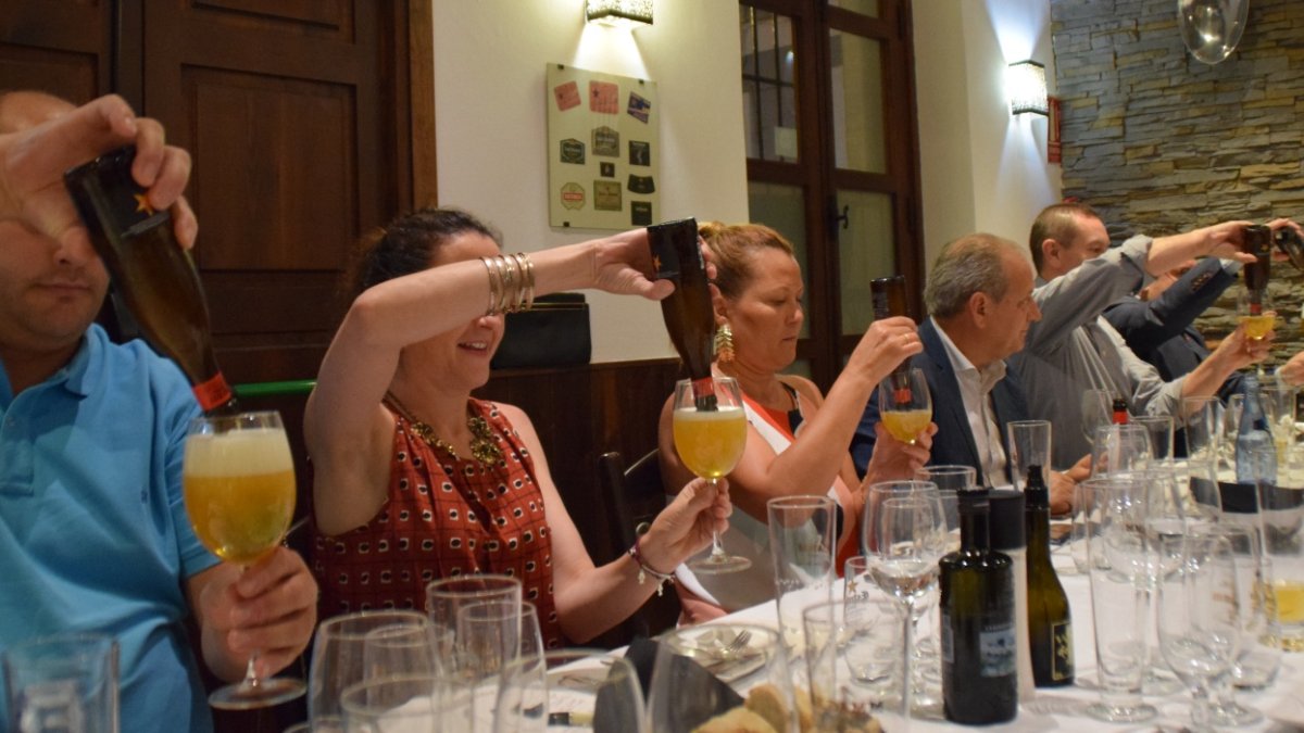 Los asistentes echando unos botellines, siguiendo las instrucciones del maestro Catador.
