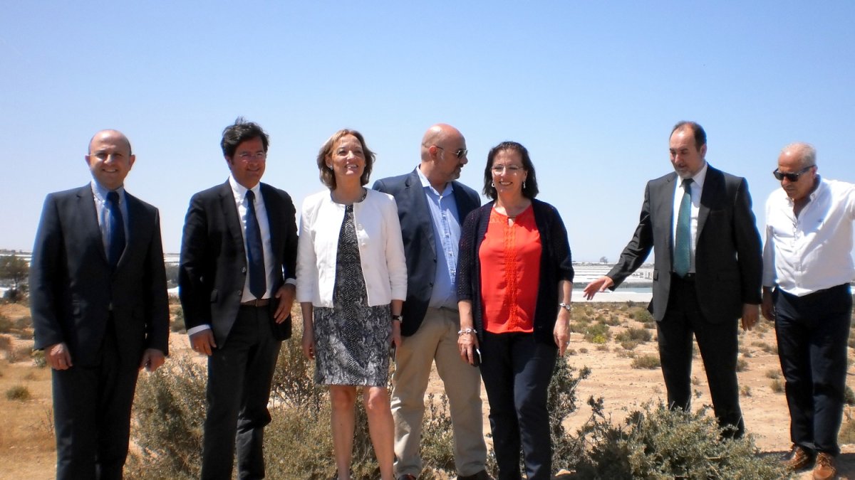 La consejera de Agricultura y el alcalde de El Ejido visitando los terrenos donde se ubicará la empresa.