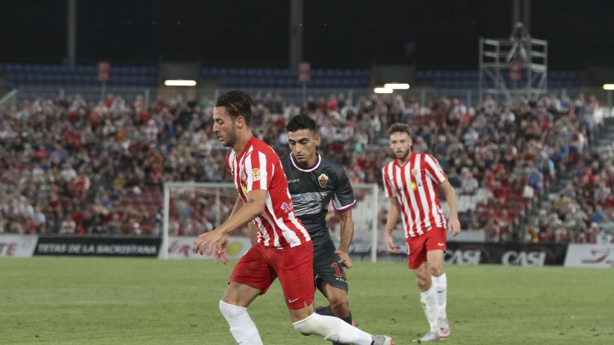 Adri cumple contrato en el Almería, pero podría renovar.