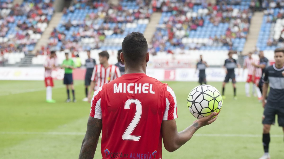 Michel, preparado en un saque de banda.