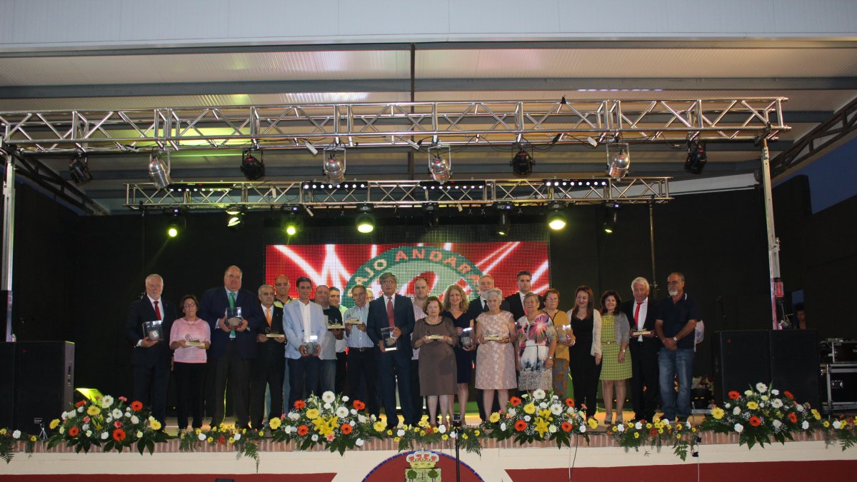 Alcaldes y galardonados con el presidente de la Mancomunidad de Municipios del Bajo Andarax, en la gala celebrada en Rioja.