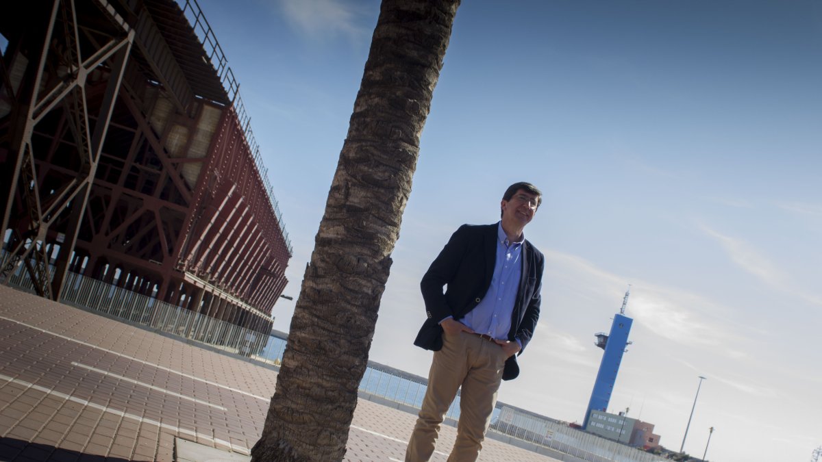 Juan Marín, portavoz y presidente de Ciudadanos en el Parlamento de Andalucía, junto al Cable Inglés.