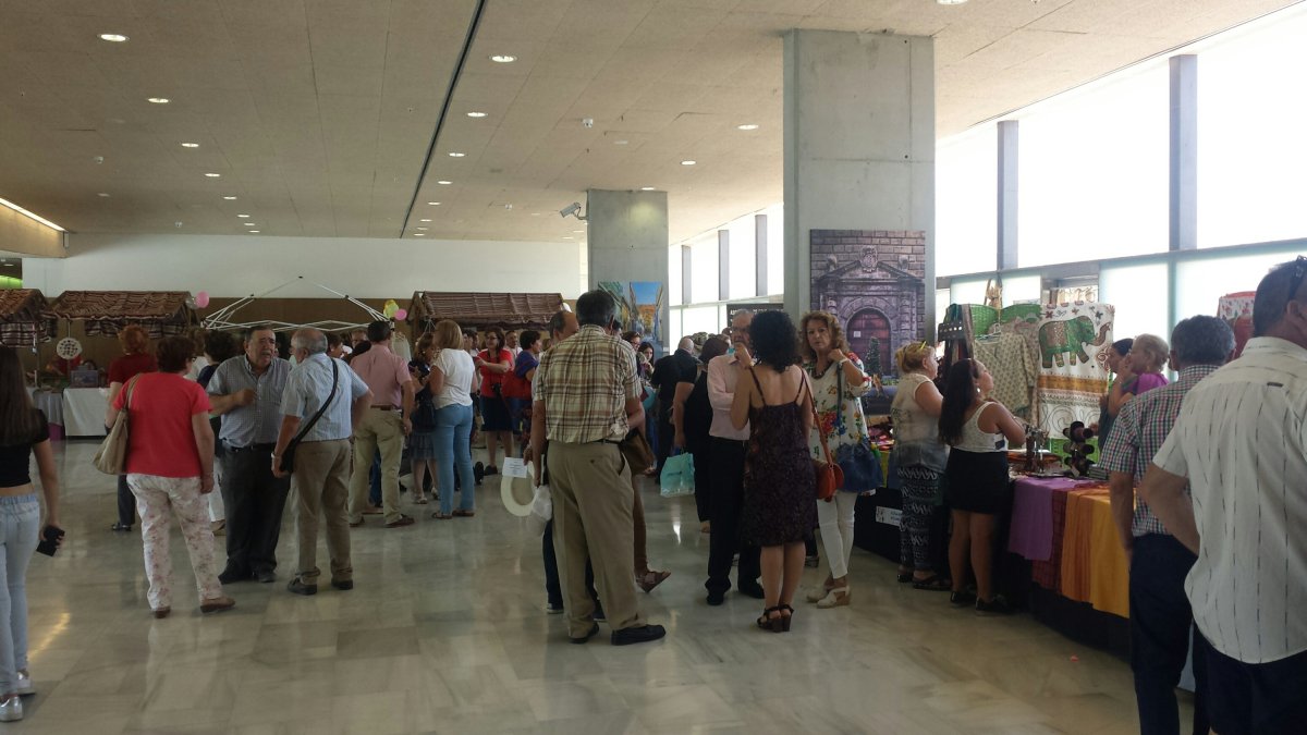 Cientos  de personas acudieron durante la mañana de ayer domingo al Palacio de Congresos de El Toyo a la última edición de los Encuentros Vecinales.