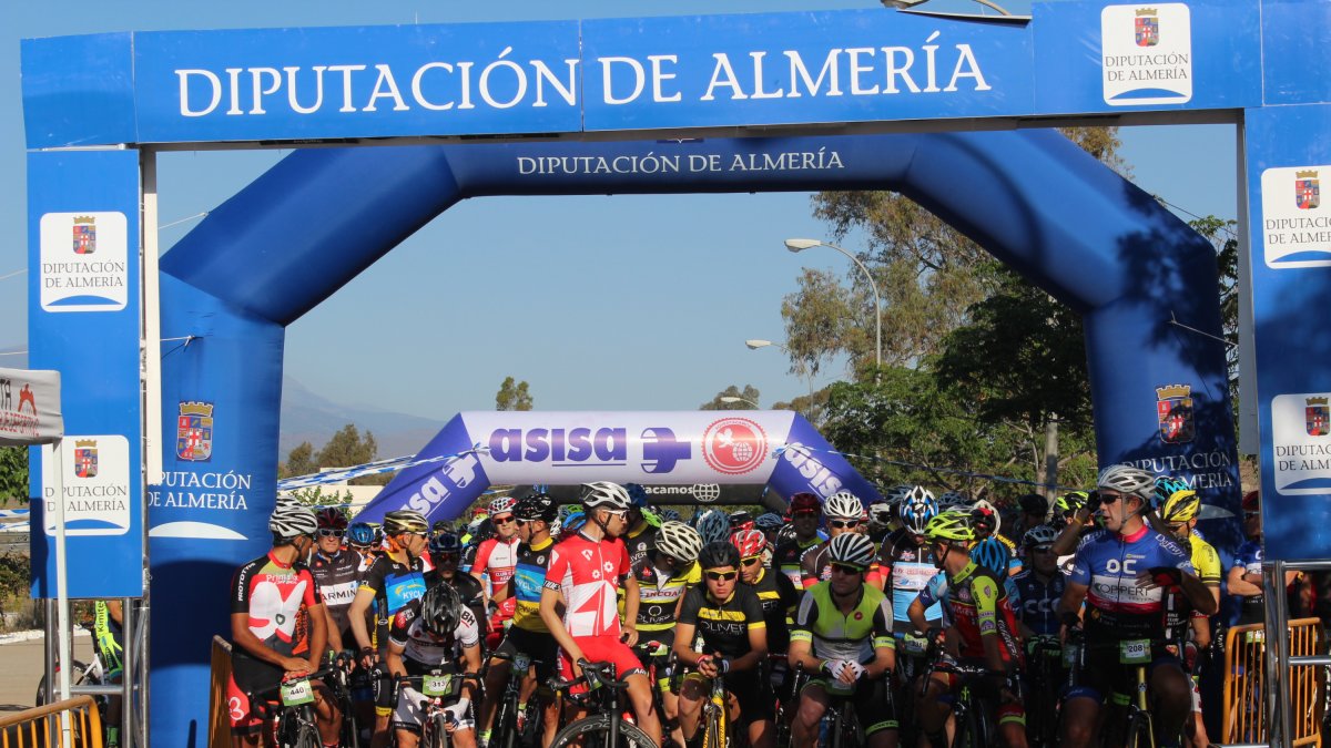 Los corredores en la línea de salida.