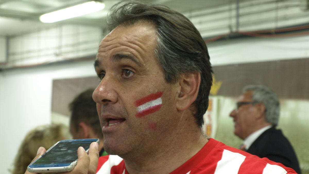 Juanjo Segura atendiendo a LA VOZ y la SER.