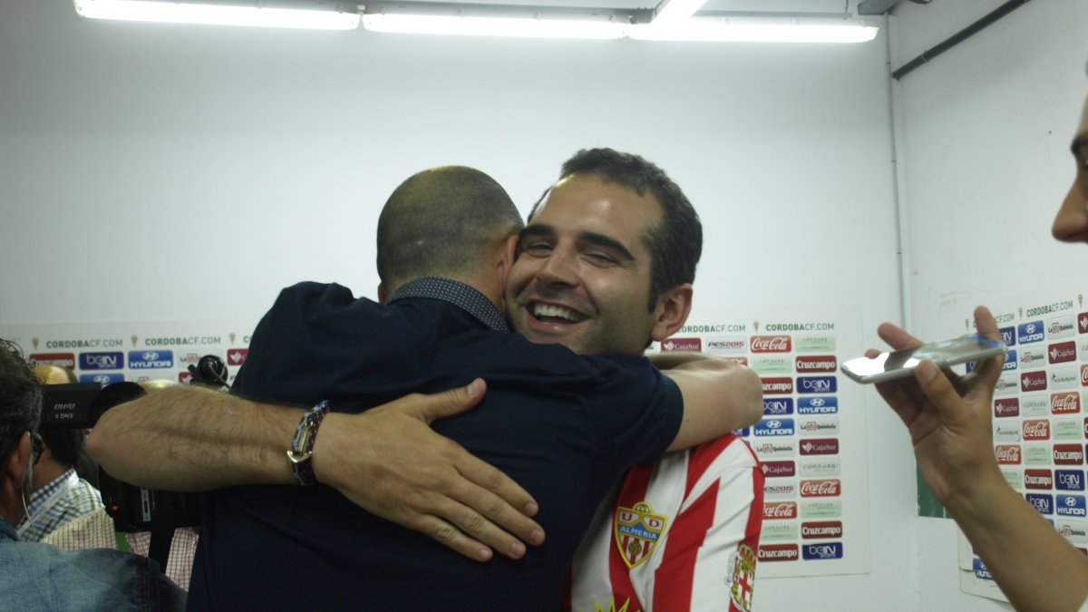 Abrazo entre el alcalde y Fernando Soriano.