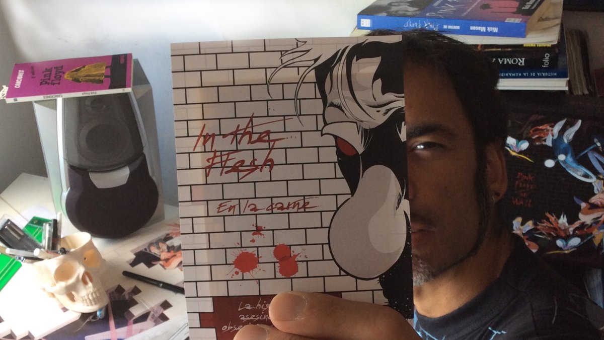 Rafa Amat ‘AleS’ en su estudio granadino, mostrando una imagen de ‘In the flesh’, su primera novela gráfica.