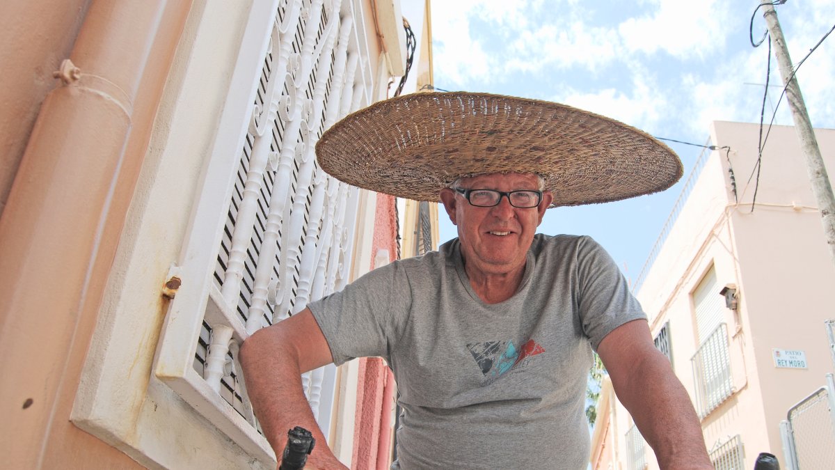 Angelo Martín ha dejado la moto por una bicicleta con la que intenta mantenerse en forma a pesar d e los años y de la comida abundante.