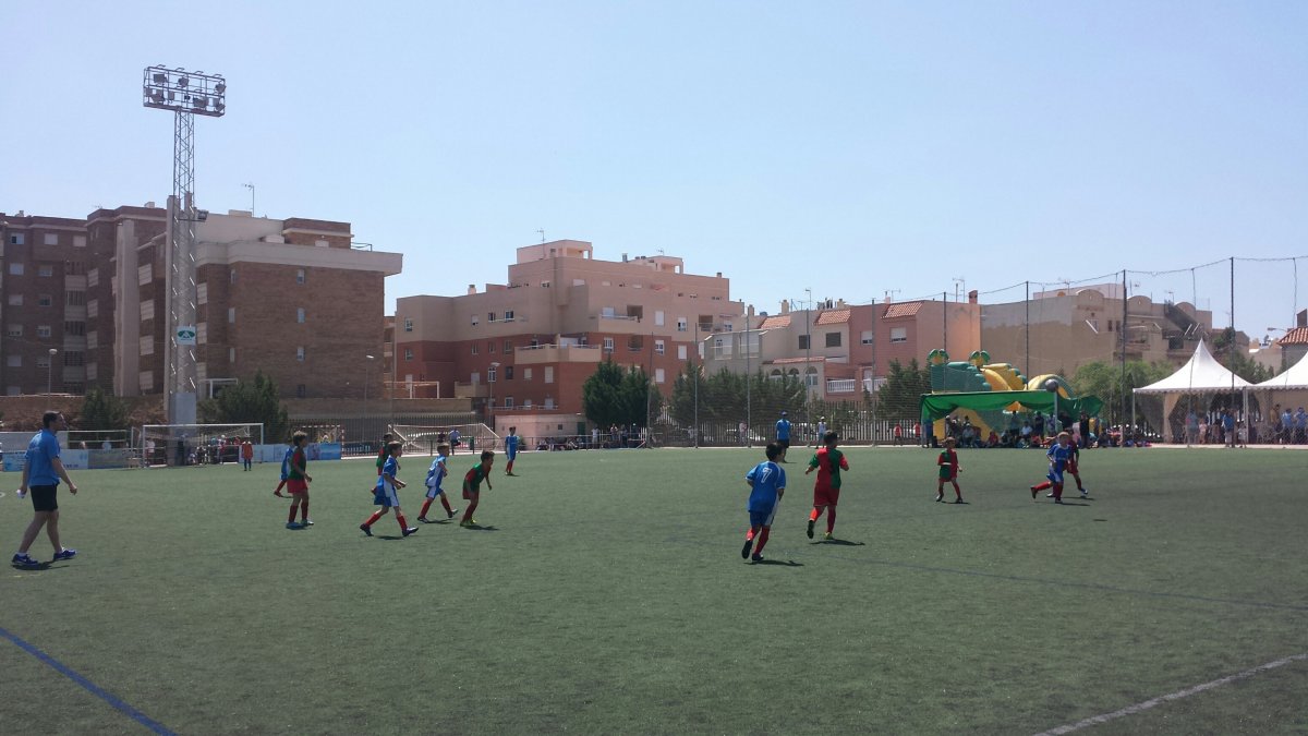 Entre las nueve y media de la mañana y la una y media de la tarde de ayer se celebro un campeonato de fútbol 7.