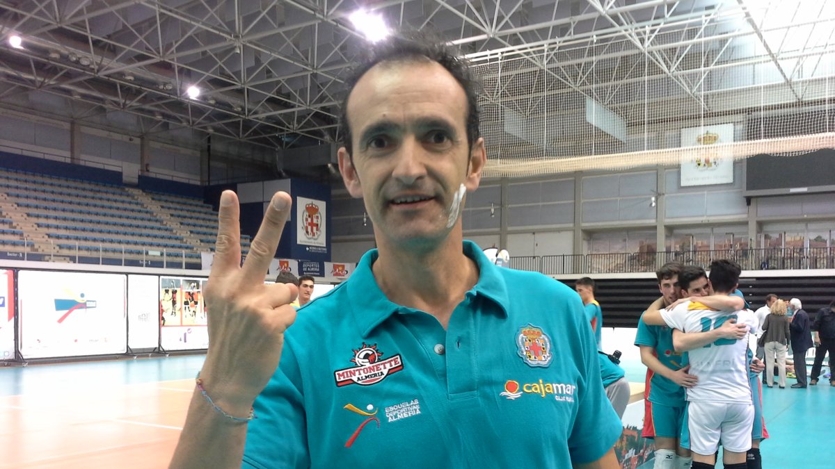 Cosme Prenafeta celebrando el título nacional.