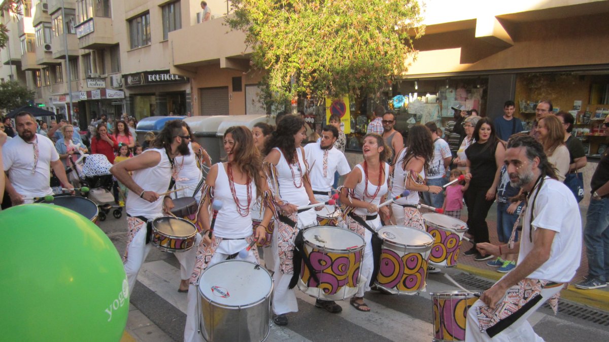 Batucada por las calles de El Ejido, una de las actividades de la 