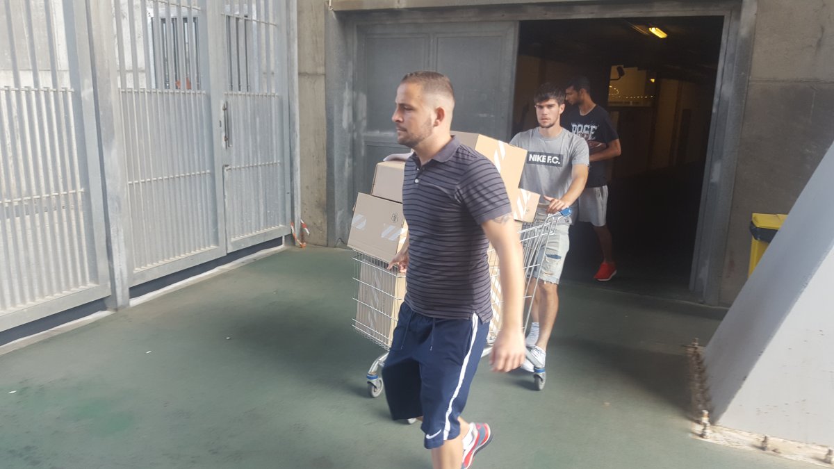 Fede ayudando a Pozo con el carro.