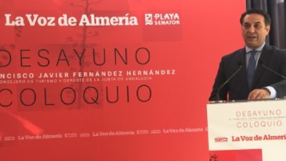 El consejero de Turismo en un foro-coloquio de